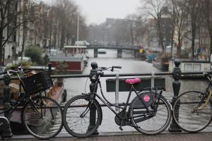 אופניים על רקע נהר באמסטרדם