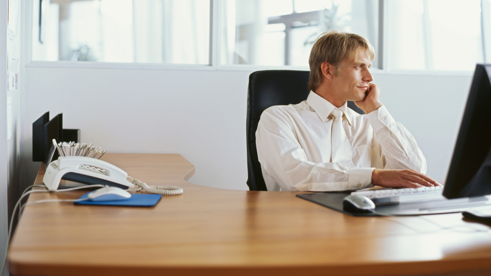 כיסא לישיבה ממושכת מול מחשב