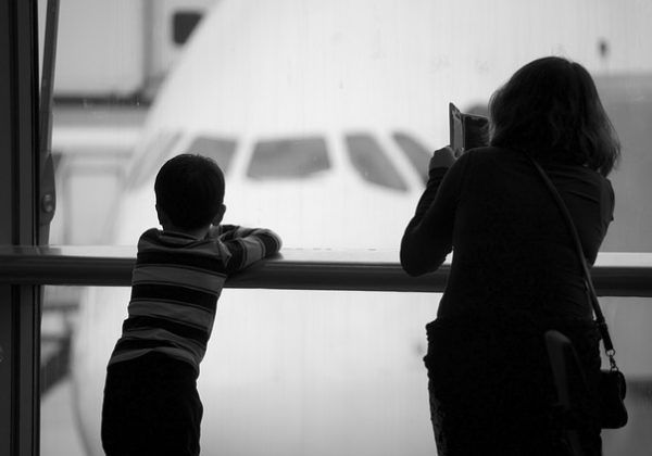 6 דרכים להעביר טיסות ארוכות עם ילדים